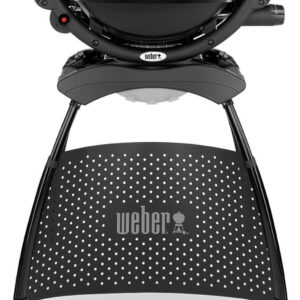 Barbacoa Weber Q 1000 con tapa redondeada cerrada y soporte perforado con logo.