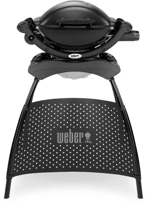 Barbacoa Weber Q 1000 con tapa redondeada cerrada y soporte perforado con logo.