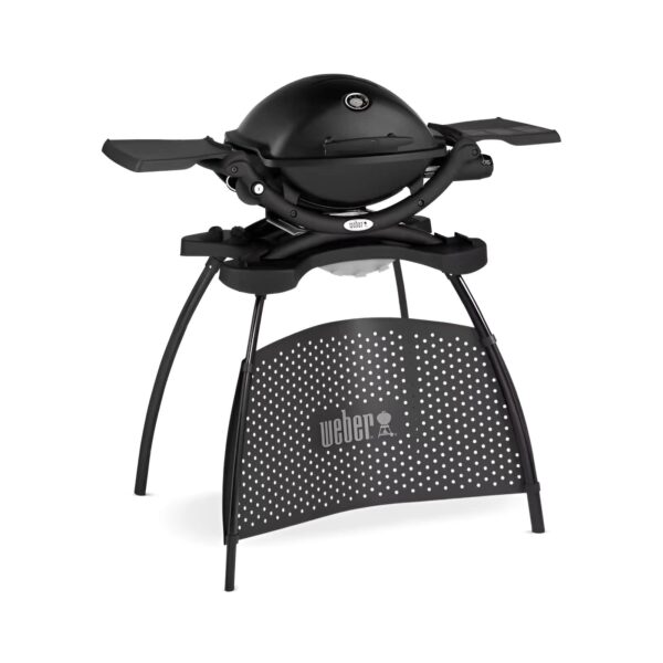 Barbacoa Weber Q 1200 en negro, vista en ángulo con soporte y mesas laterales desplegadas.