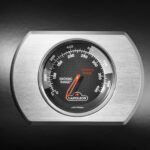 Termómetro ACCU-PROBE™ de la parrilla Napoleon Rogue 425, mostrando las zonas de temperatura para ahumar y sellar alimentos.