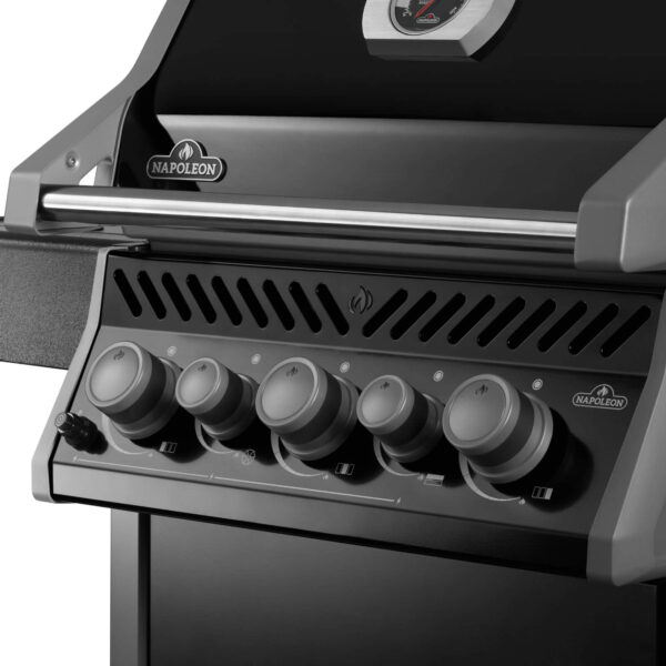 Panel de control de la parrilla Napoleon Rogue 425 con perillas ergonómicas y diseño elegante en negro mate.