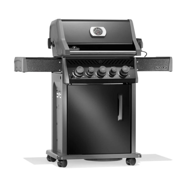 Parrilla Napoleon Rogue 425 All Black con estantes laterales desplegados, diseño compacto y ruedas giratorias.