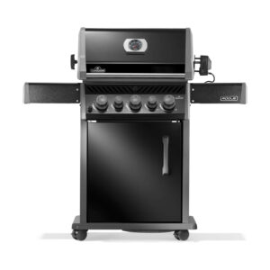 Parrilla Napoleon Rogue 425 All Black con diseño frontal, estantes laterales desplegados y gabinete inferior cerrado.