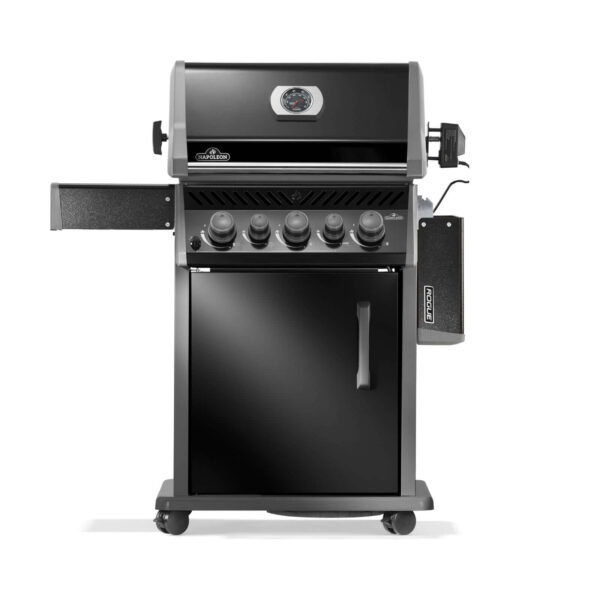 Parrilla Napoleon Rogue 425 All Black con diseño frontal, termómetro integrado y estantes laterales plegables.