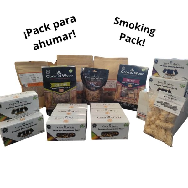 Pack de productos Cook in Wood para ahumar, que incluye chips de madera, bloques de madera comprimida, bandejas de aluminio con chips y encendedores ecológicos.