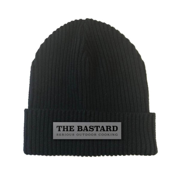 Gorro de lana negro con diseño de The Bastard y el logo de "Serious Outdoor Cooking" en la parte frontal.