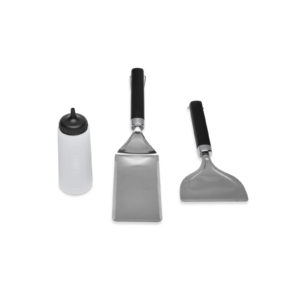 Set de utensilios Weber para plancha, incluye botella dispensadora, espátula metálica y rascador, diseñados para facilitar la cocina y el mantenimiento.