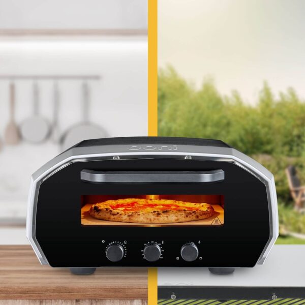 Horno de pizza Ooni Volt 12 cocinando pizza, ideal para uso en interiores y exteriores, mostrado en cocina y jardín.