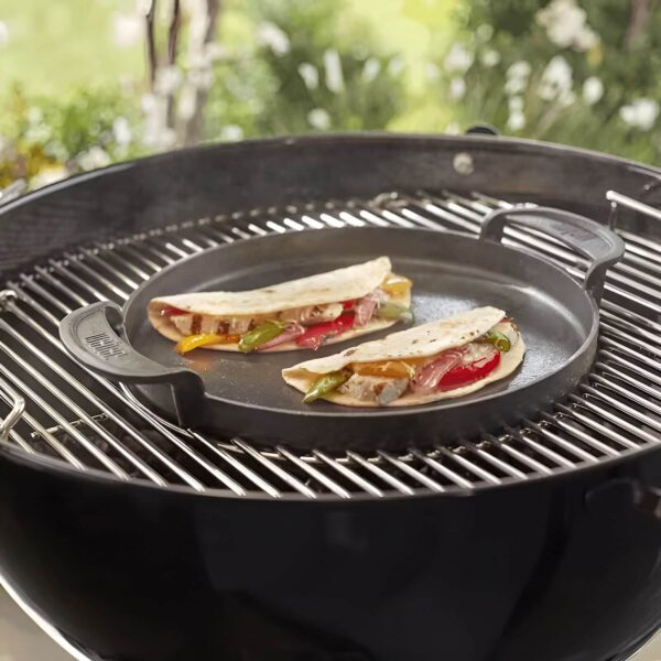 Plancha Redonda GBS de Acero Fundido Weber cocinando quesadillas en una barbacoa.