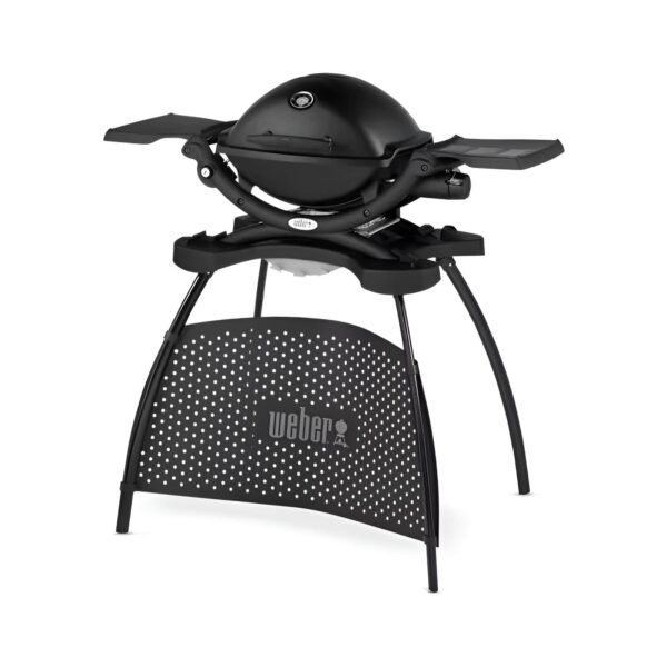 Barbacoa Weber Q 1200 en color negro con soporte, vista en ángulo con mesas laterales desplegadas.