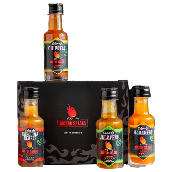 Pack de cuatro salsas picantes en botellas de 20 ml cada una, con sabores Jalapeño, Chipotle, Habanero y Carolina Reaper. Las botellas están dispuestas sobre una caja negra con el logotipo de Doctor Salsas.