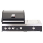 Barbacoa de gas Premium G4 Plus con tapa de doble pared y termómetro visible, mostrando cuatro perillas de control en el panel frontal y una plancha lateral cerrada.