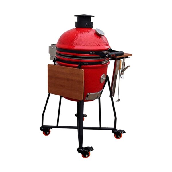 Barbacoa Kamado Lento Medium de color rojo vista lateral con estantes de bambú y accesorios colgantes