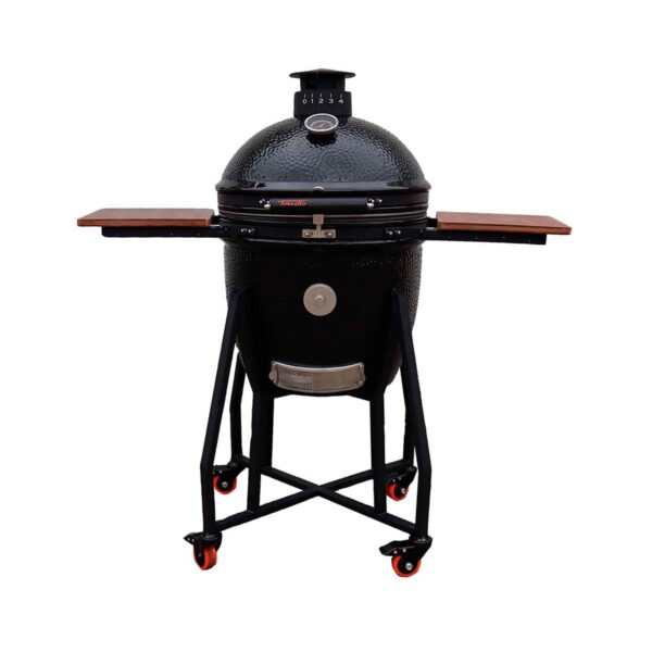 Barbacoa Kamado Fornetto XL con estantes laterales de bambú y patas con ruedas bloqueables.