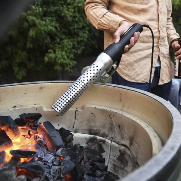 Uso del Looft Lighter I para encender carbón en un kamado, ideal para cocinar al aire libre.