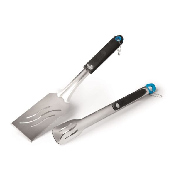 Kit de utensilios para barbacoa que incluye una espátula de acero inoxidable con borde dentado y pinzas con mecanismo de bloqueo, ambos con mangos ergonómicos negros y detalles en azul.