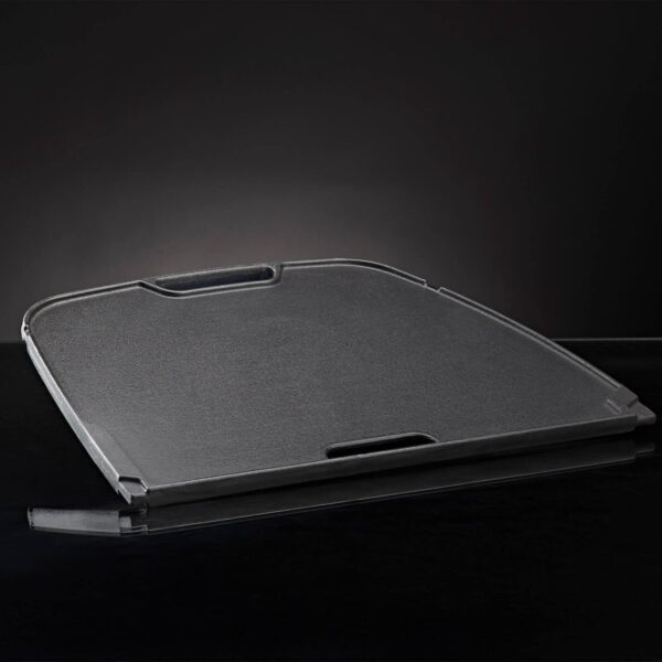 Plancha de hierro fundido para parrillas Napoleon TravelQ™ 285/PRO285, con fondo oscuro.