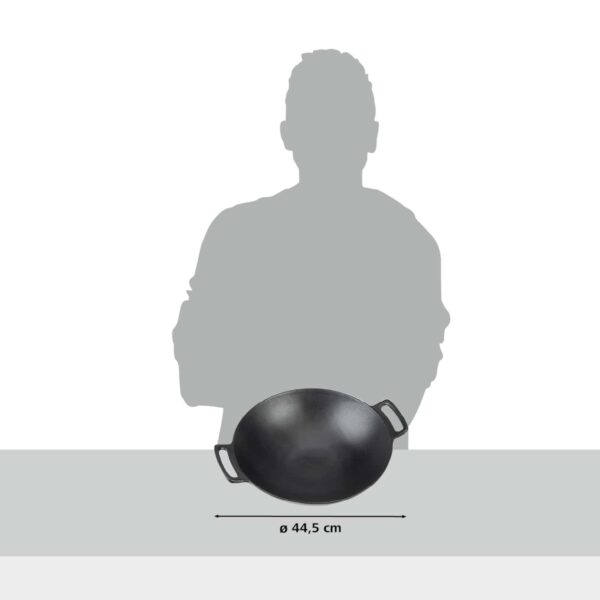 Ilustración que muestra la comparación de tamaño entre un Wok de Hierro Fundido LANDMANN y la silueta de una persona, con una dimensión de diámetro de 44,5 cm marcada.