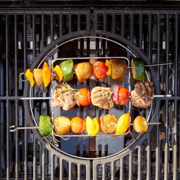 Brochetas coloridas de verduras y carne en el Soporte para Pinchos LANDMANN Modulus sobre una parrilla.