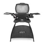 Barbacoa de gas Weber Q 2200 Black con soporte y mesas laterales desplegables.