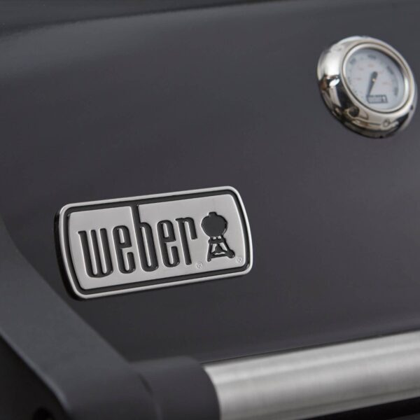 Primer plano del logotipo de Weber y el termómetro integrado en la tapa de la barbacoa Weber Spirit E-315 GBS.