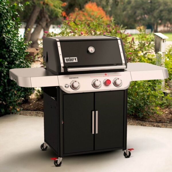 Barbacoa Weber Genesis E-325S en un jardín, mostrando su diseño elegante y práctico.