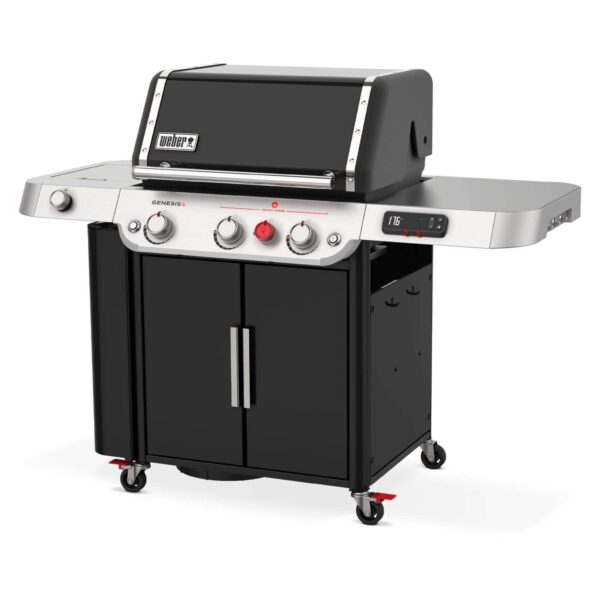 Barbacoa Weber Genesis EPX-335S de color negro con cuatro mandos iluminados, panel digital que muestra 176 °F, y mesas laterales de acero inoxidable.