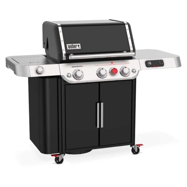 Barbacoa Weber Genesis EPX-335S de color negro con cuatro mandos iluminados, panel de control digital y mesas laterales de acero inoxidable.