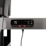 Primer plano del panel de control Weber Connect en la barbacoa Genesis EPX-335S, mostrando una pantalla digital con la temperatura de 75 °F y dos puertos de sonda de cocción.