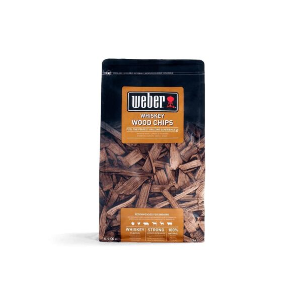 Empaque de astillas de madera Whisky de Weber, preparadas para infundir sabores ricos y ahumados en la barbacoa.