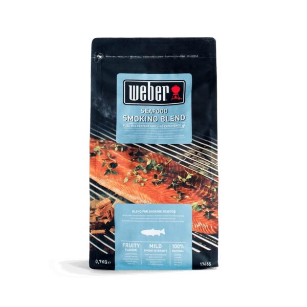 Paquete de astillas para ahumar de Weber Seafood Smoking Blend sobre un fondo con pescado ahumado.