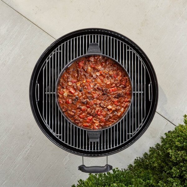 Olla de Hierro Colado Weber en una barbacoa, cocinando un guiso de carne y vegetales.