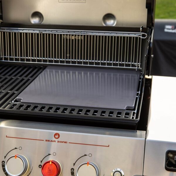 Piedra para pizza cuadrada esmaltada de Weber instalada en una barbacoa, lista para cocinar con calor uniforme.