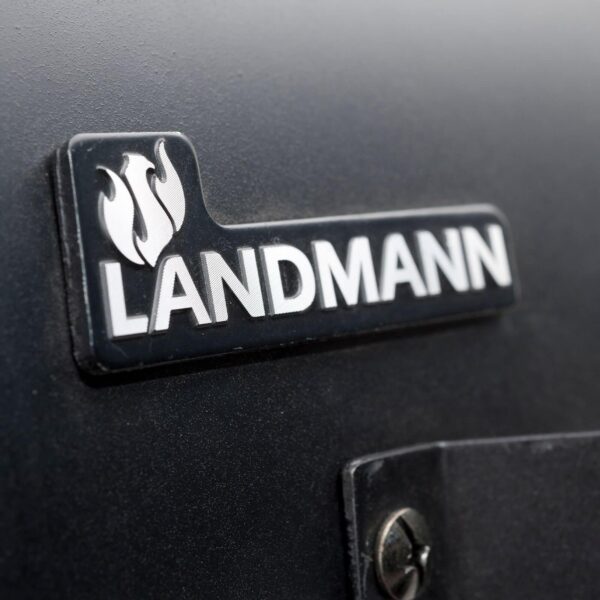 Logotipo de LANDMANN en el cuerpo de la barbacoa Black Taurus 440, simbolizando calidad y diseño.