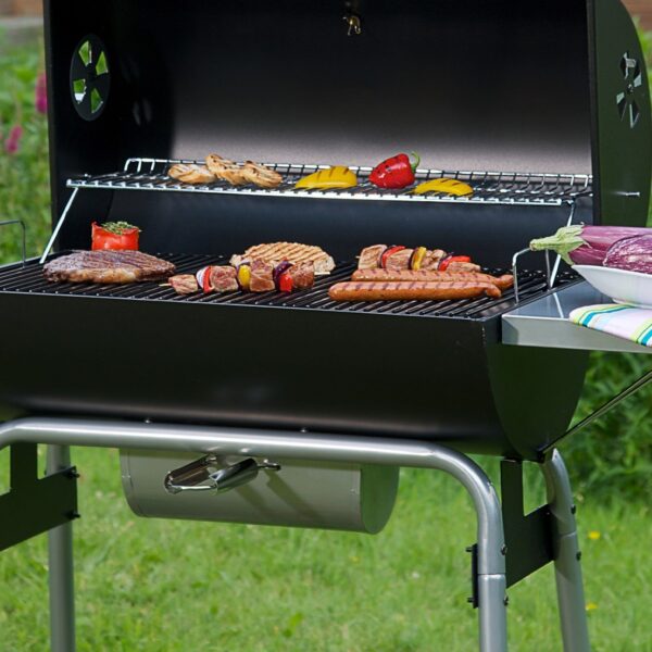 Barbacoa LANDMANN Black Taurus 660 cargada con una variedad de alimentos, demostrando su versatilidad y capacidad para grandes reuniones.