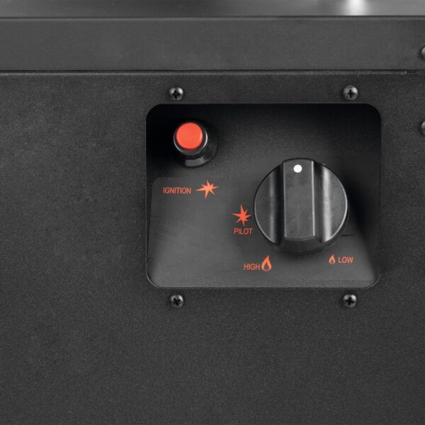 Primer plano del panel de control en una estufa de gas Landmann, mostrando un botón de encendido rojo y un regulador de temperatura con indicaciones de PILOT, LOW y HIGH.