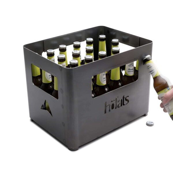 Una mano sacando una cerveza de un BEER BOX Black de Höfats lleno de botellas, con un abridor de botellas al lado.