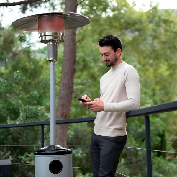 Hombre utilizando su móvil junto a la Estufa de Gas ReadyWarm 8800.