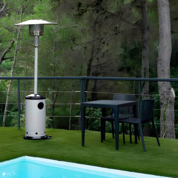 Estufa de Gas ReadyWarm 8800 en una terraza moderna al aire libre.