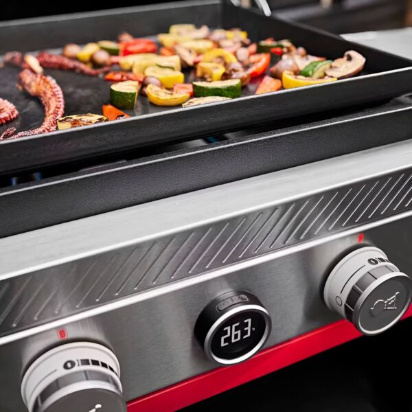 Superficie de cocción de la plancha Weber SLATE GPD 76 cm Premium con verduras y mariscos, pantalla digital mostrando 263 °C.