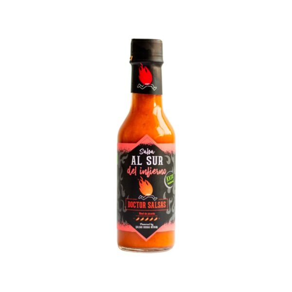 Botella de salsa "Al Sur del Infierno" de la marca Doctor Salsas, con un diseño de etiqueta en tonos oscuros y detalles en rojo, destacando la imagen de una llama y el texto "Nivel de picante"