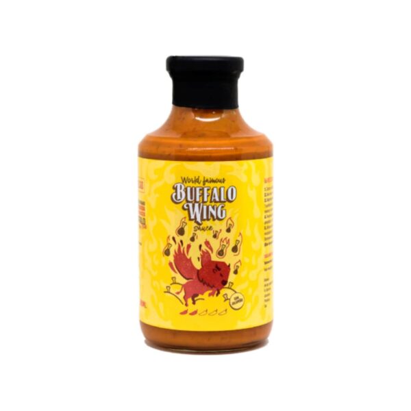 Botella de salsa Buffalo Wing de 500 ml, con etiqueta amarilla. La etiqueta muestra un dibujo de un bisonte rojo en llamas, rodeado de pequeñas alitas de pollo también en llamas. El tapón es negro y el contenido es una salsa de color naranja intenso.