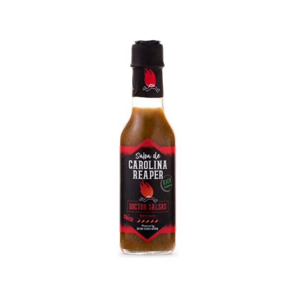 Botella de salsa de Carolina Reaper de Doctor Salsas, con etiqueta en tonos negros y rojos, y detalles como el logo de un chile ardiente. Se muestra el nivel extremo de picante y el hecho de que es 100% natural.