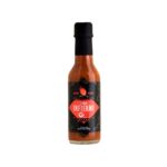 Botella de Salsa del Infierno de Doctor Salsas, una salsa picante con 415,000 unidades Scoville, decorada con una etiqueta roja con el logo de la empresa y un diseño de fuego.