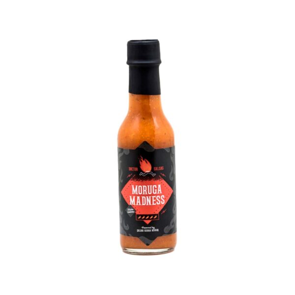 Botella de salsa Moruga Madness, con un diseño de etiqueta en tonos rojos y negros. La botella tiene un contenido de salsa de color naranja, indicando que es una salsa picante.