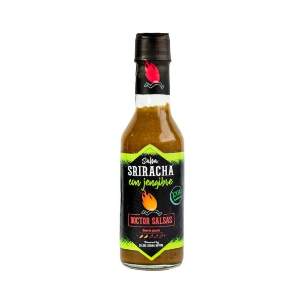 Botella de Salsa Sriracha con Jengibre de Doctor Salsas, con un diseño de etiqueta en negro y verde, y un logo de fuego rojo.