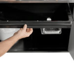 Mano abriendo el compartimento de almacenamiento de la barbacoa Weber EPX-435.