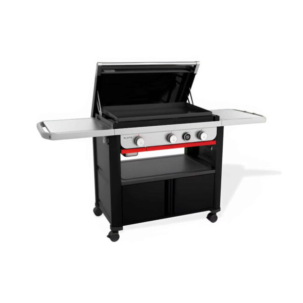 Plancha Weber SLATE GPD 76 cm Premium con tapa abierta, vista de tres cuartos, mostrando los controles, estantes laterales y armario de almacenamiento inferior.