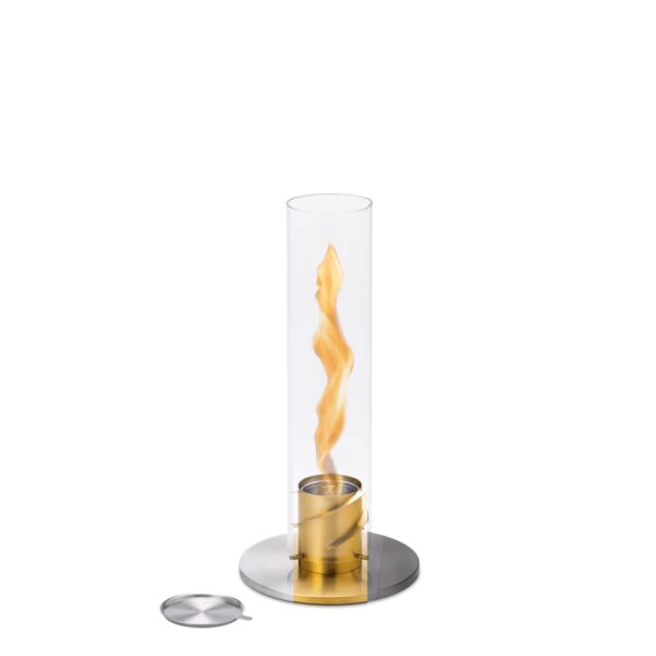 Una elegante lámpara de mesa de fuego Spin 90 con una llama visible a través de un tubo de vidrio, base de acero inoxidable y protección dorada.