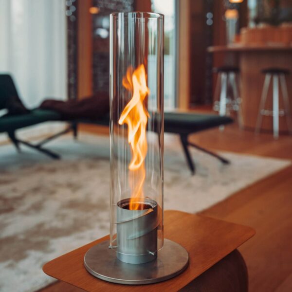 Una moderna lámpara de fuego Spin 120 se destaca en un salón contemporáneo con muebles de diseño y decoración minimalista.